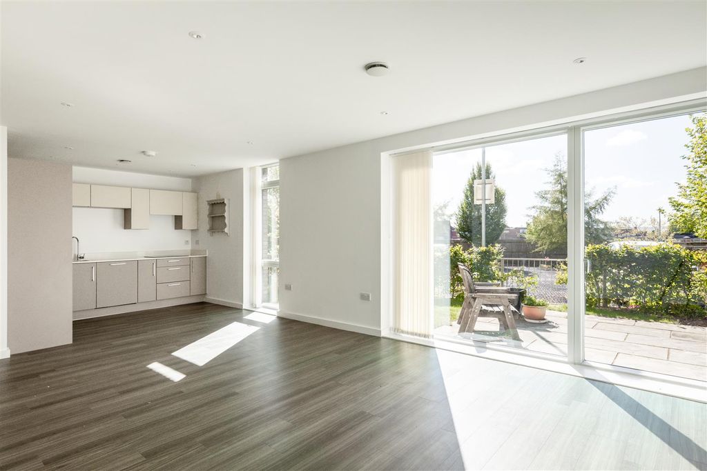 Additional image 5 of 1 bed flat for saleGarden Flat At Beacon Heights, Church Road, Haywards Heath RH16