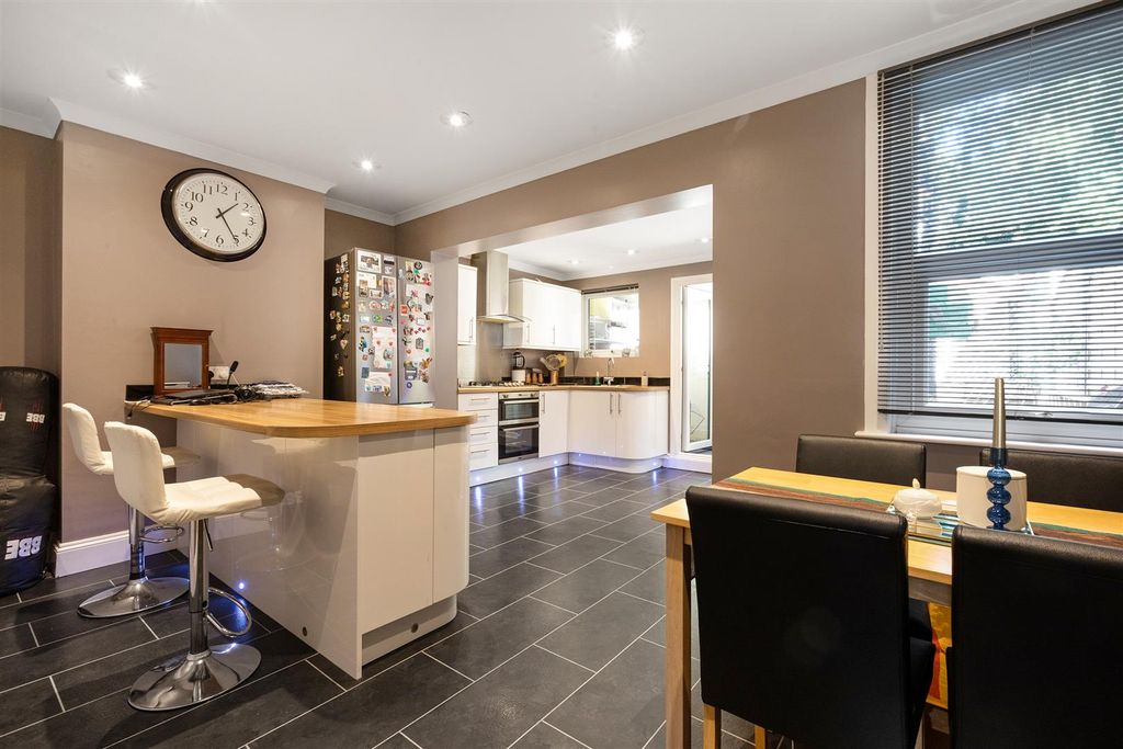 Property photo 2 of 14 Kitchen / Dining Room