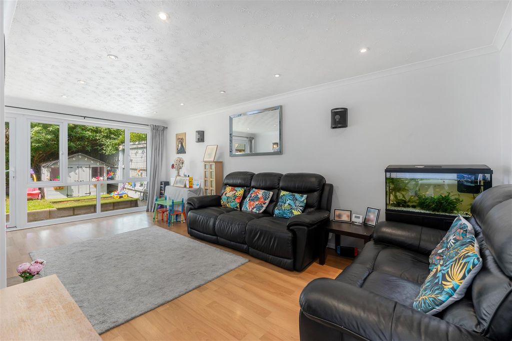 Property photo 3 of 14 9 Freemans Road, Bodicote-5.Jpg