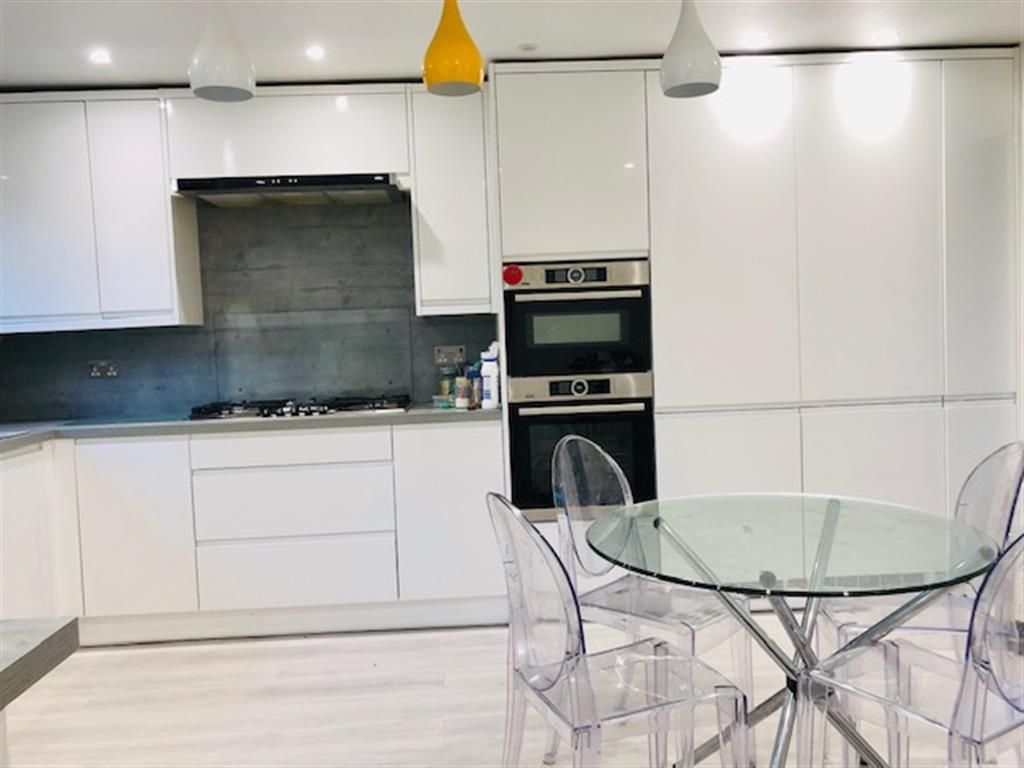 Property photo 3 of 10 Kitchen