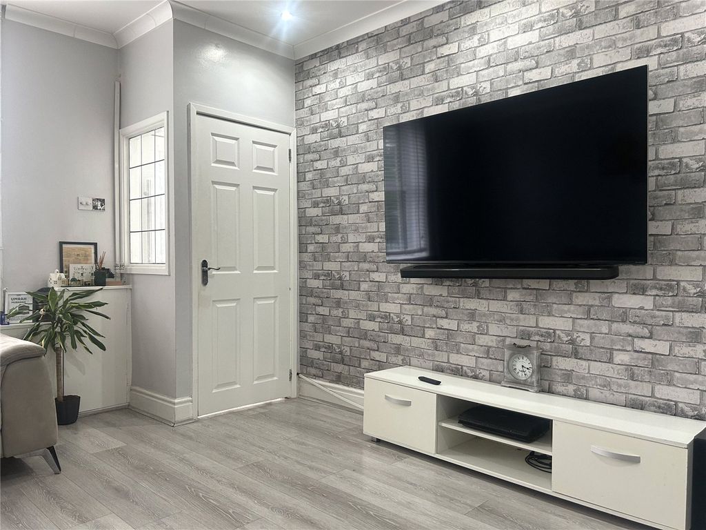 Property photo 3 of 17 Lounge