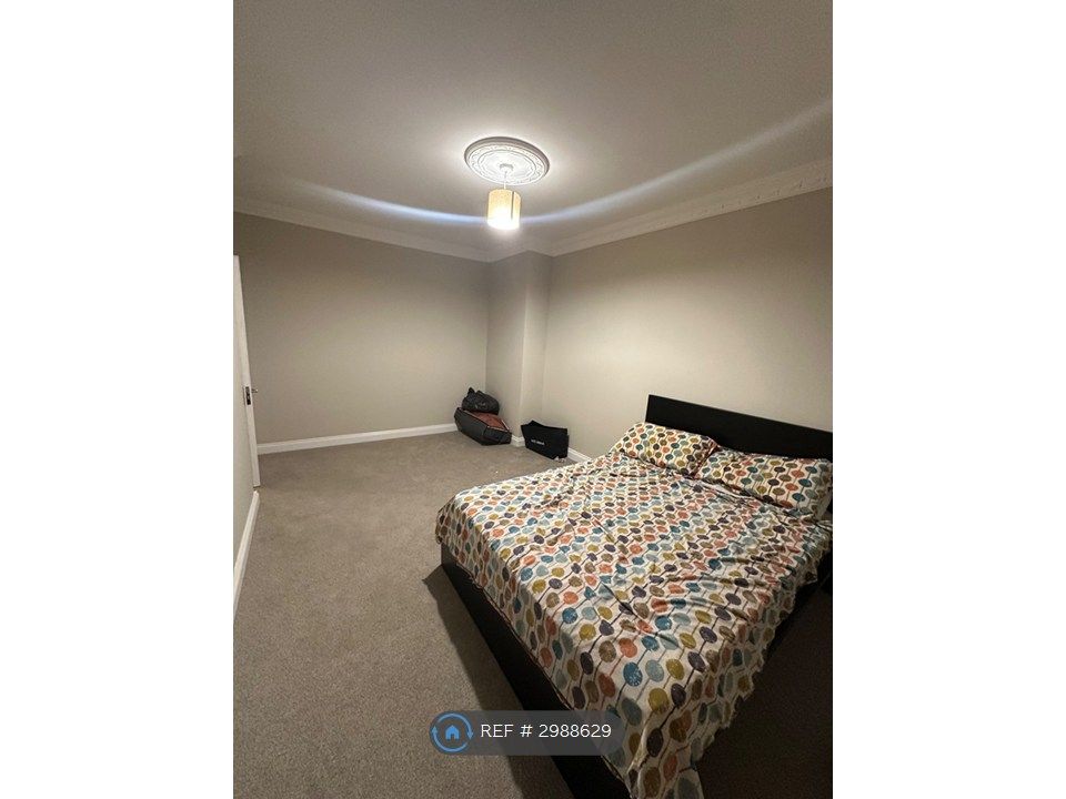 Property photo 3 of 8 Double Room With Bed, Desk And Wardrobe