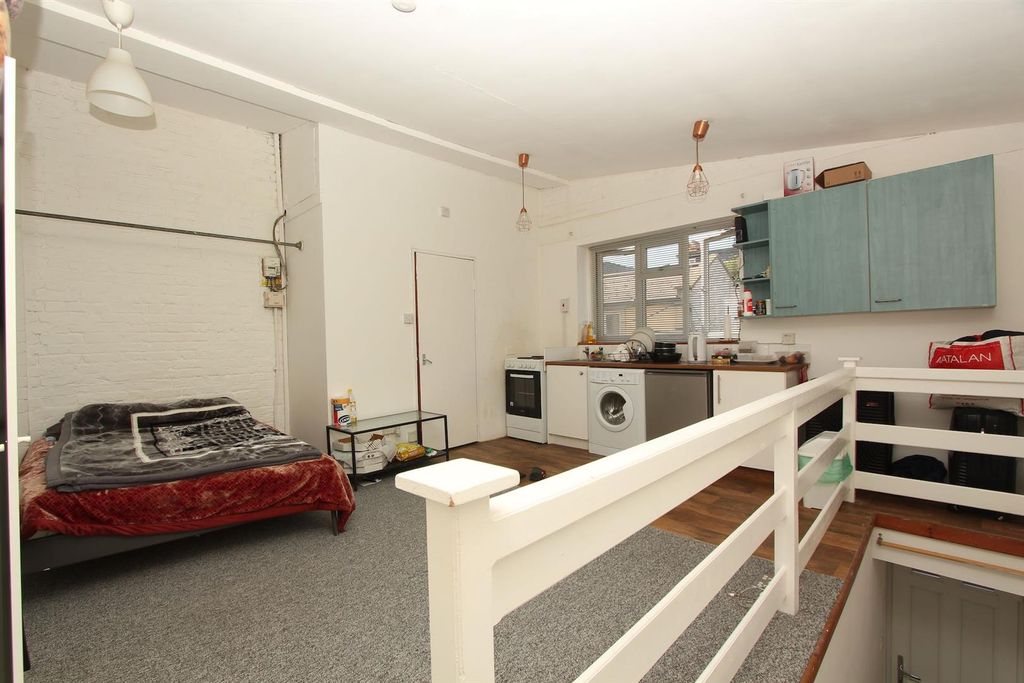 Property photo 1 of 11 Manley Court, N16