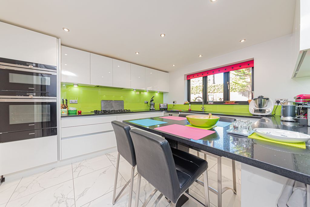 Property photo 2 of 19 Kitchen/Breakfast Room