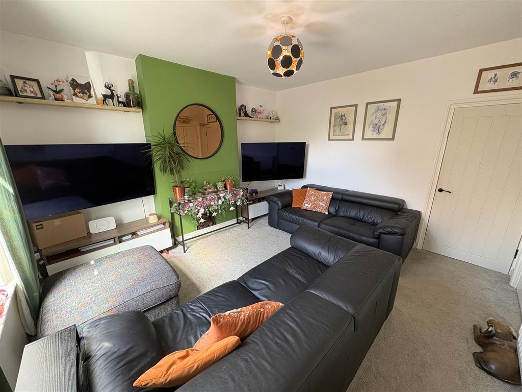 Property photo 2 of 17 Lounge