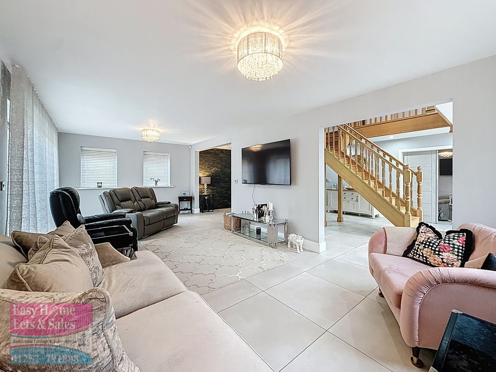 Property photo 3 of 35 Living Room