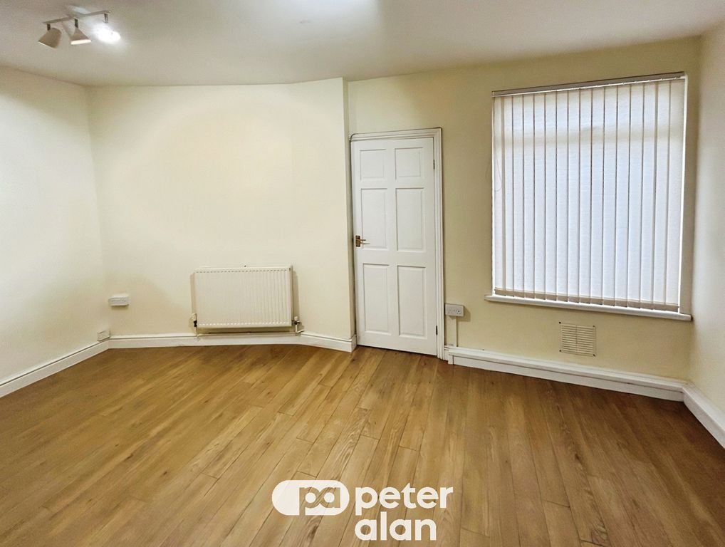 Property photo 3 of 17 Living Room