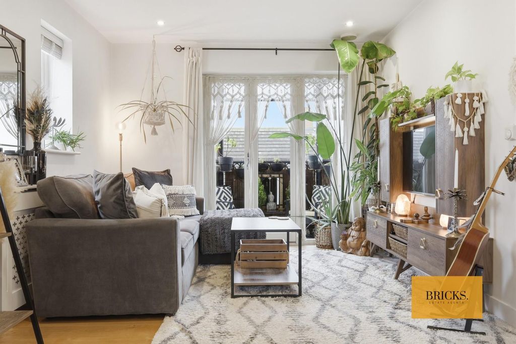 Property photo 2 of 25