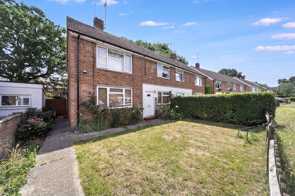 Property photo 2 of 14 63 Longs Way, Wokingham, Berkshire Rg40 1Qw