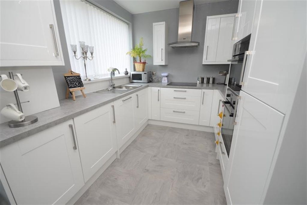 Property photo 2 of 10 Kitchen