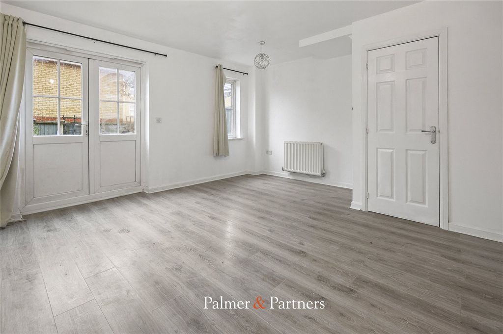 Property photo 2 of 12 Lounge