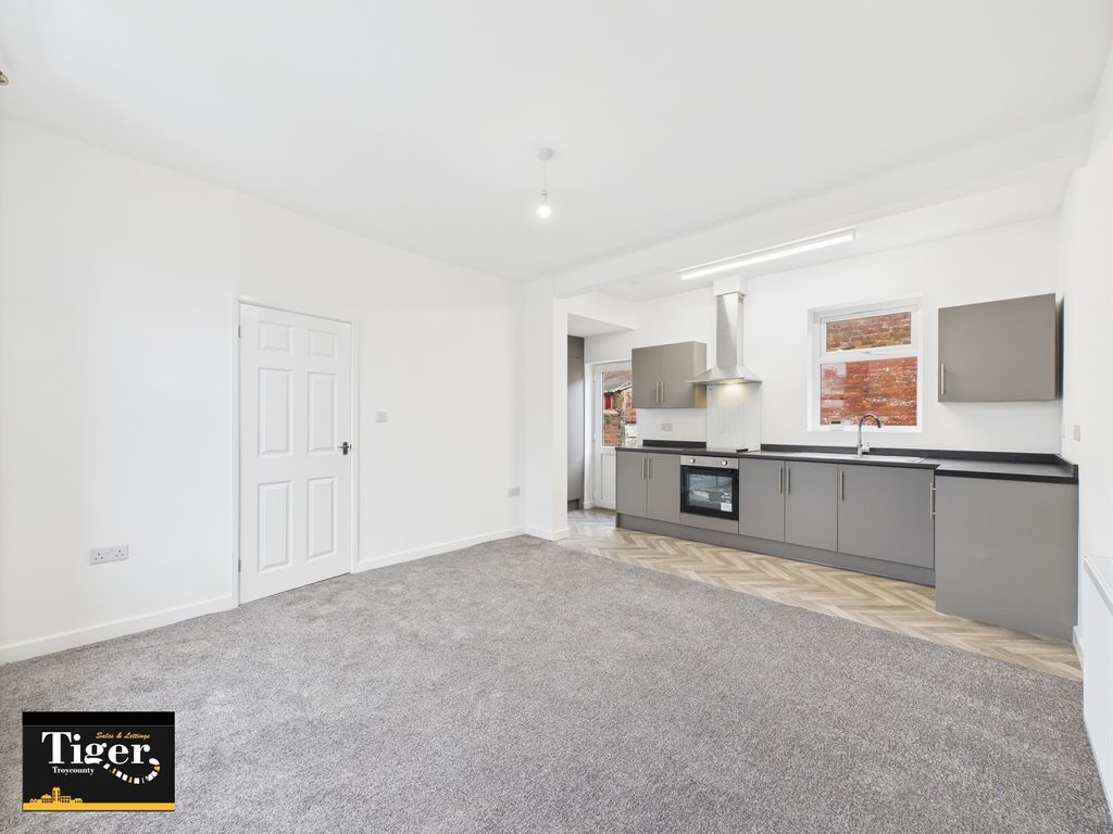 Property photo 3 of 12 Cam03440G0-Pr0353-Still002