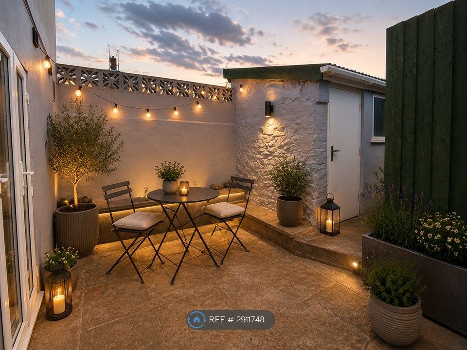 Property photo 1 of 6 Courtyard (Virtually Staged)