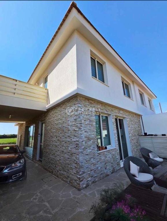 Property photo 2 of 11