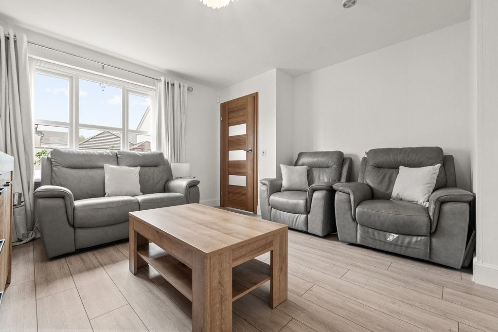 Property photo 2 of 33 5212033