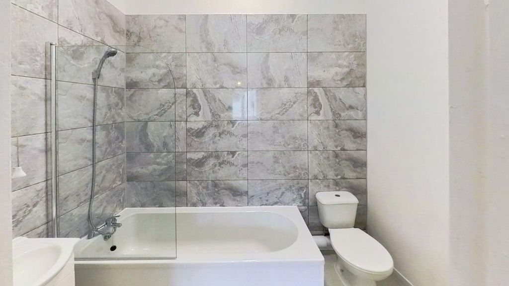Property photo 1 of 5 Charter-6B-Bathroom.Jpg