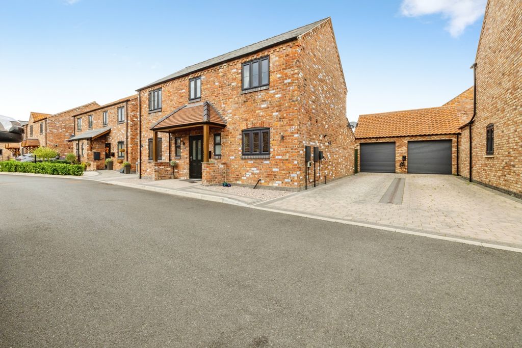 Property photo 1 of 24 2026-09-25-2Poppyfieldclose043