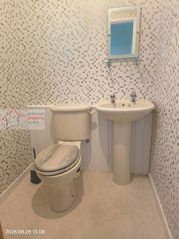 Property photo 2 of 18 Cloakroom