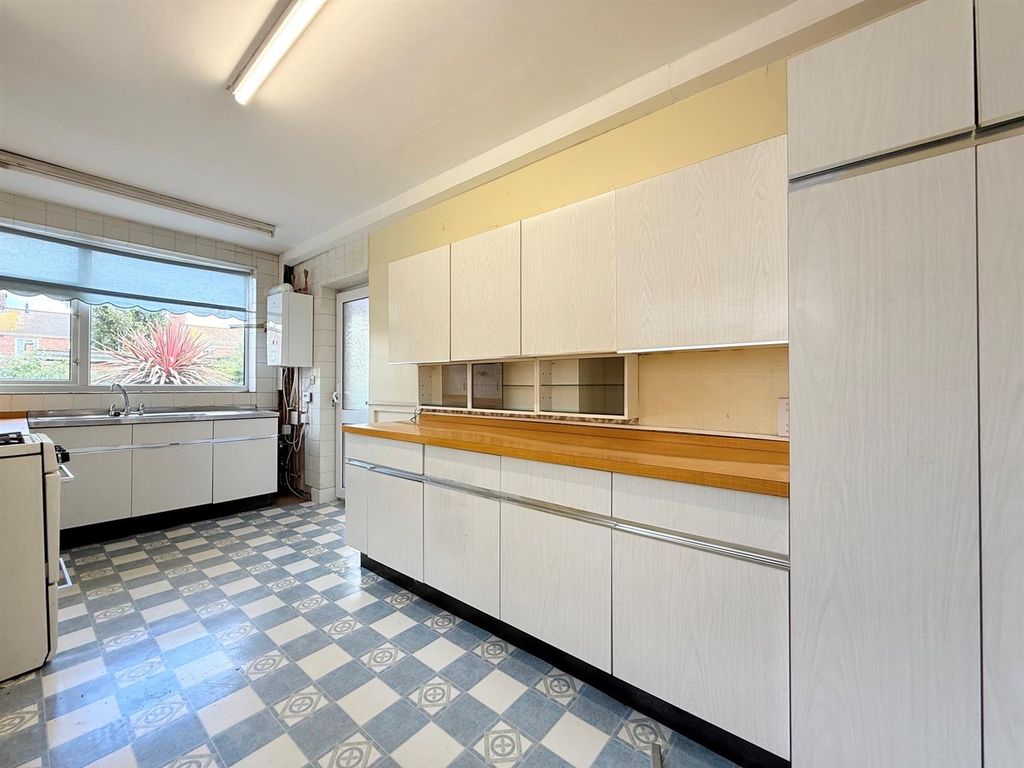 Property photo 3 of 17 Kitchen/Breakfast Room