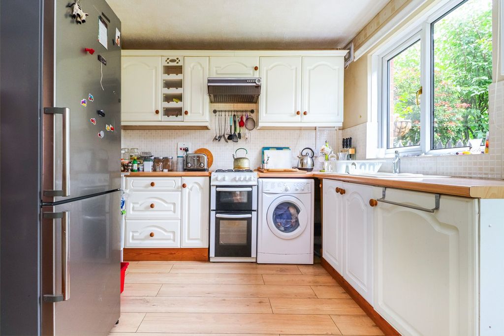 Property photo 2 of 19 Kitchen