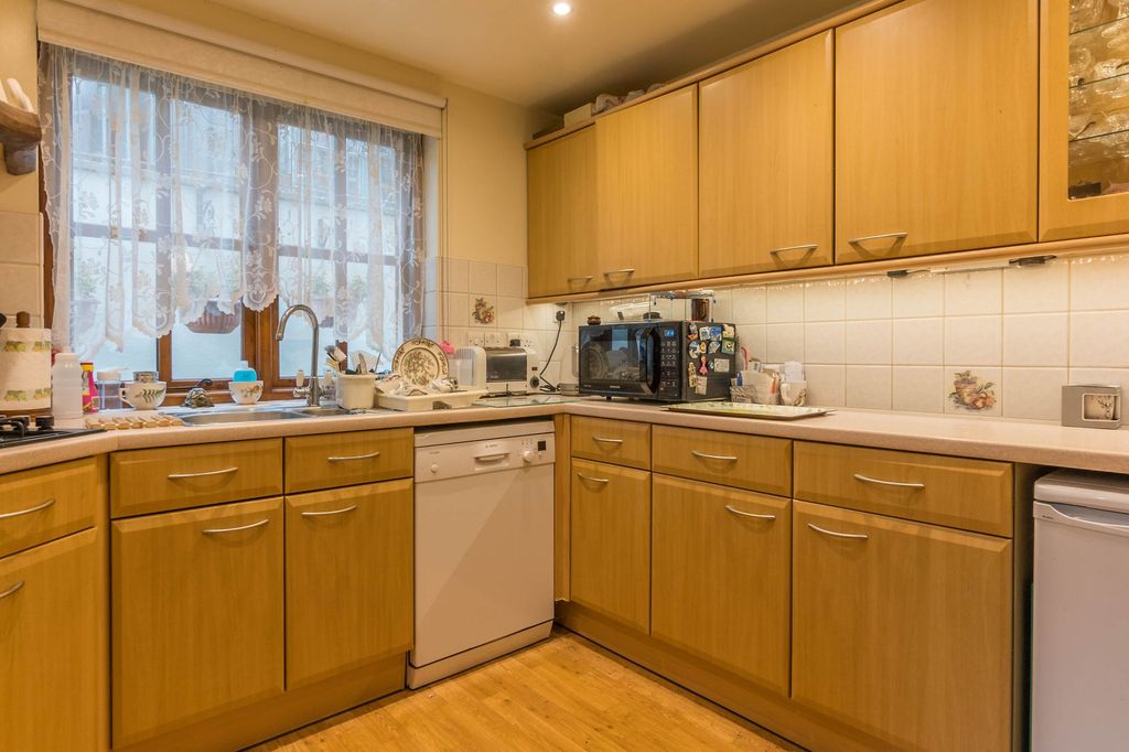 Property photo 2 of 20