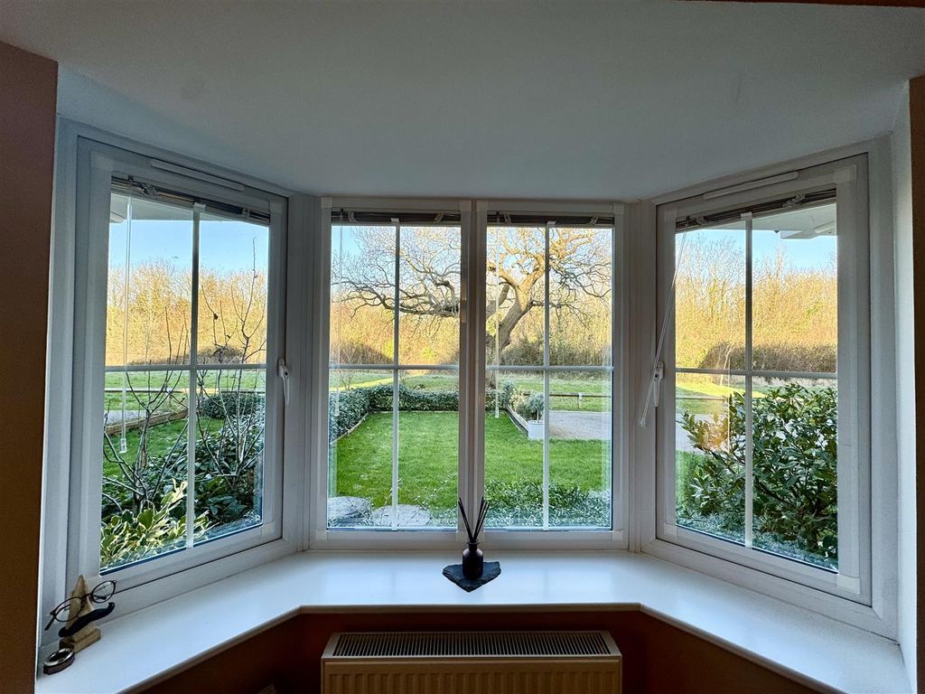 Property photo 3 of 20 Lounge