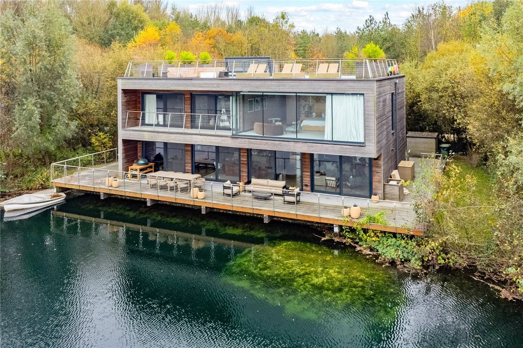 Property photo 1 of 20 Lago Rear View