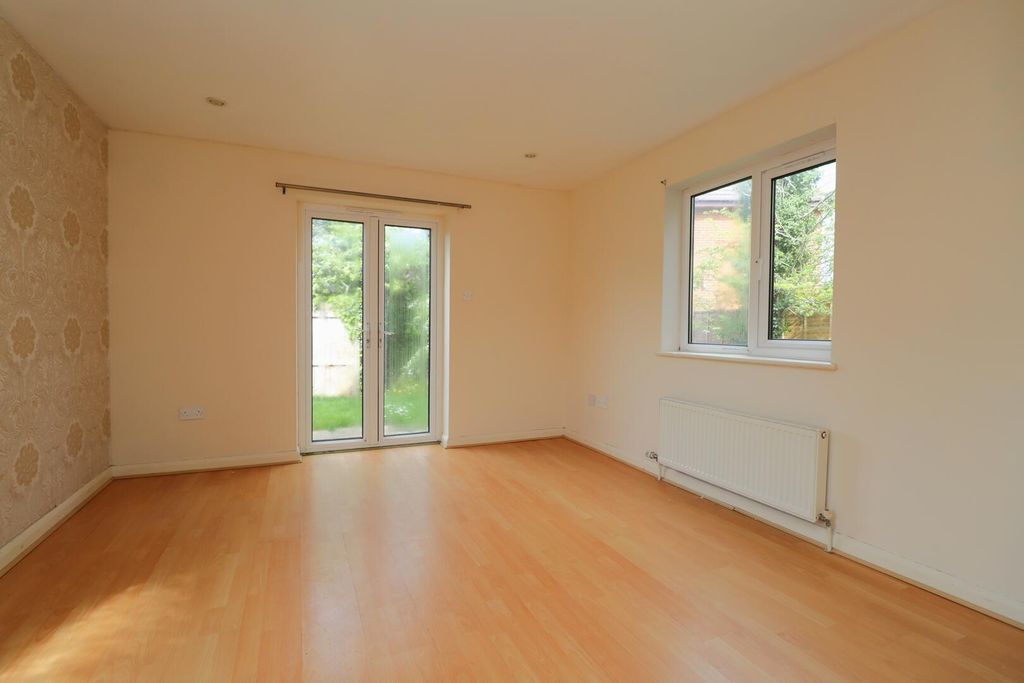 Property photo 3 of 27 Living Room