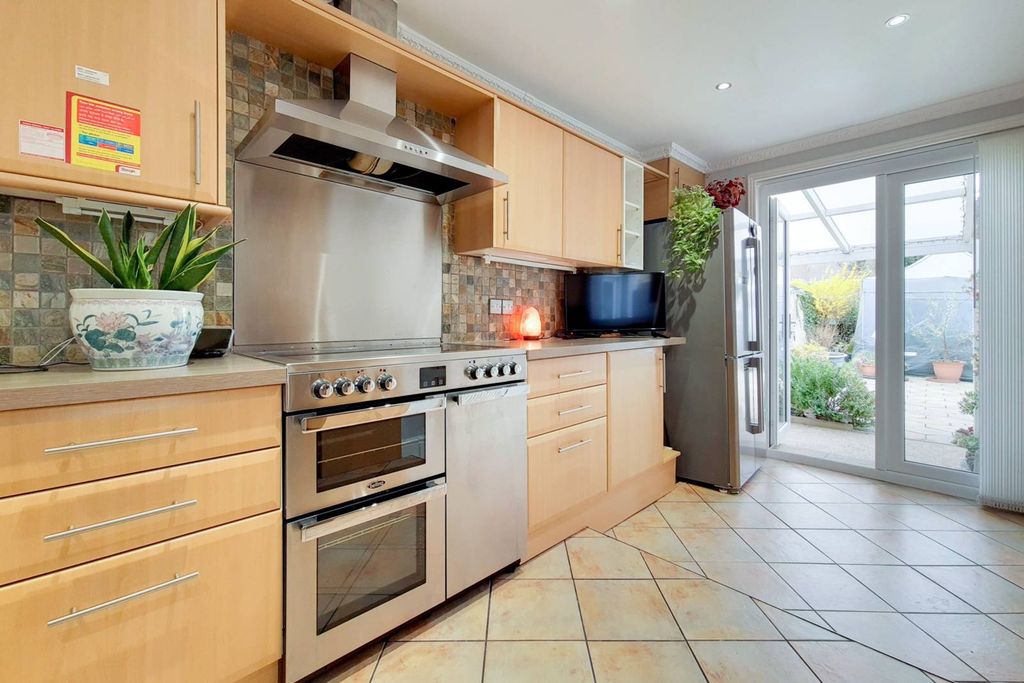 Property photo 2 of 20