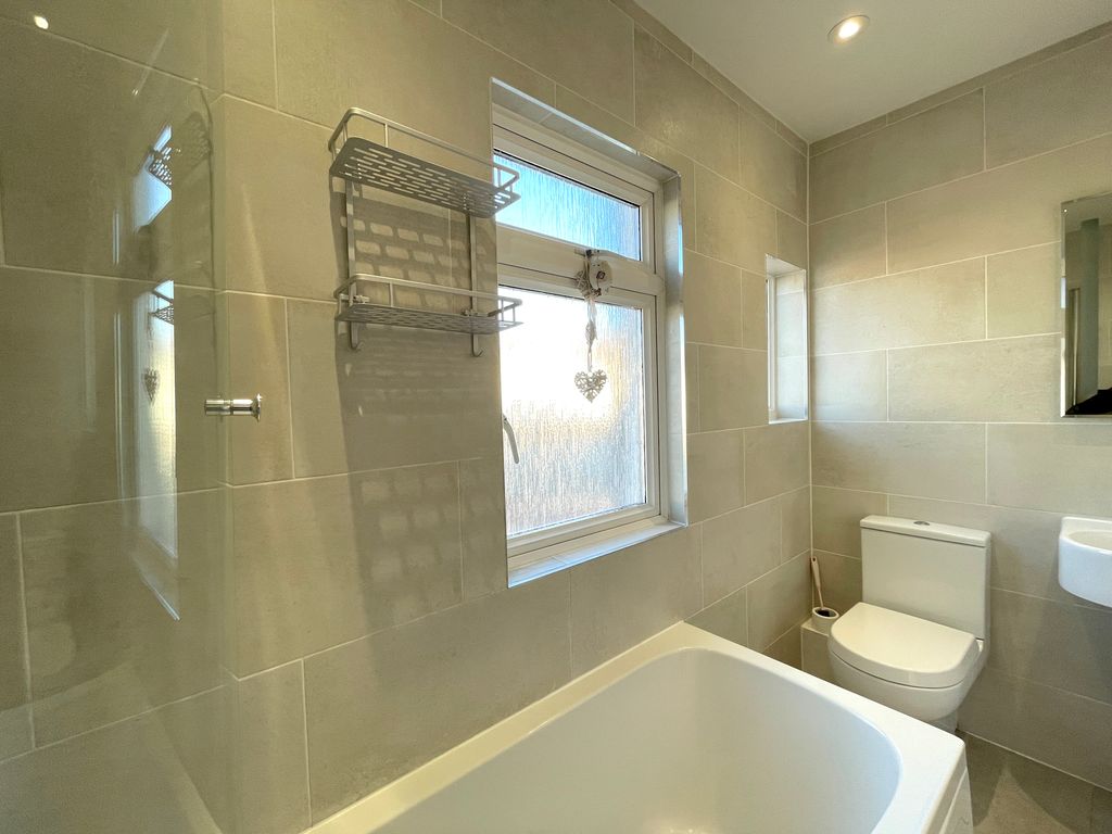 Property photo 3 of 19 Family Bath 1.Jpg