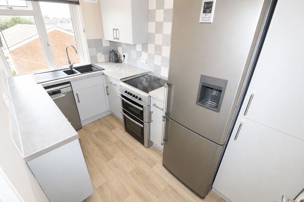Property photo 3 of 8 Kitchen