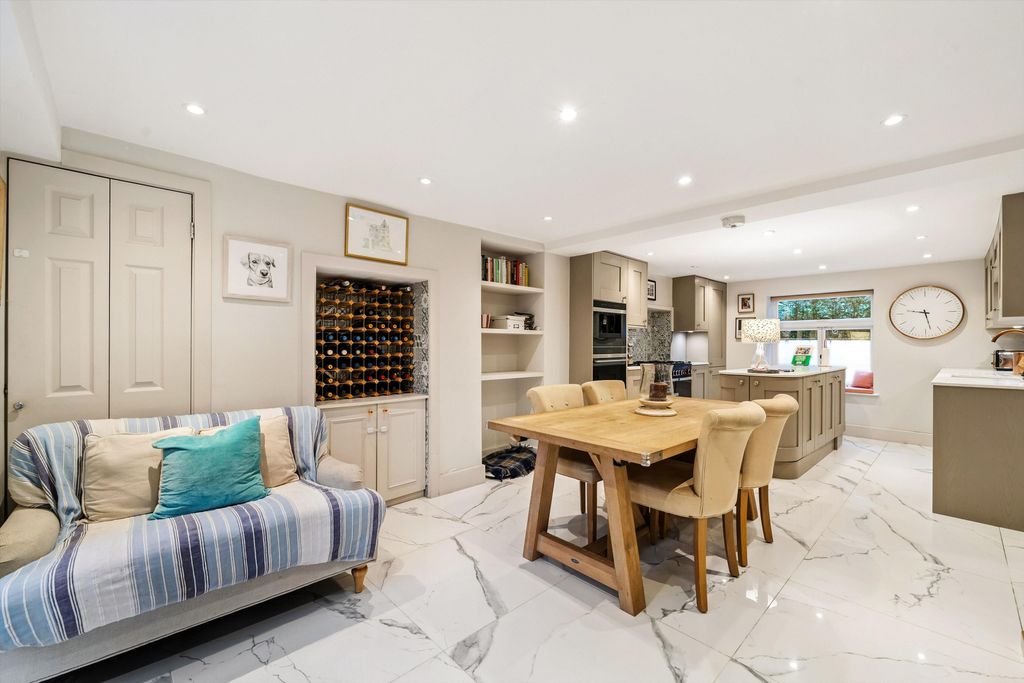 Property photo 2 of 19 Image