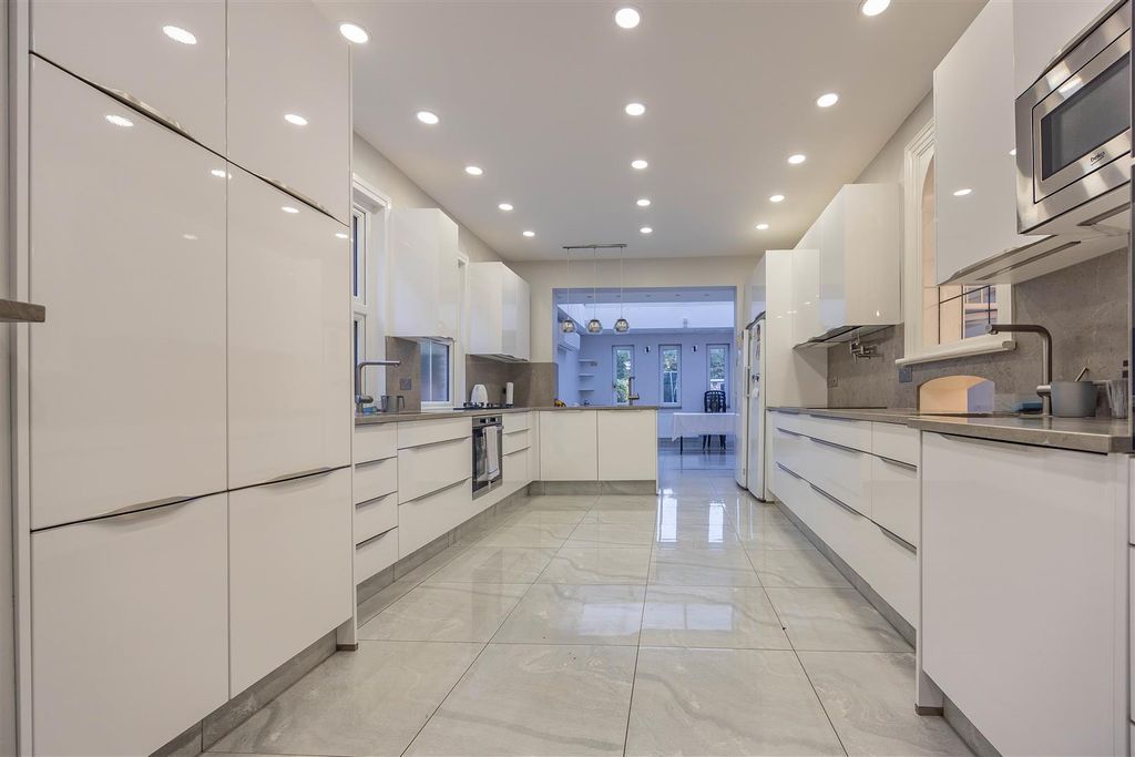 Property photo 3 of 43 Kitchen