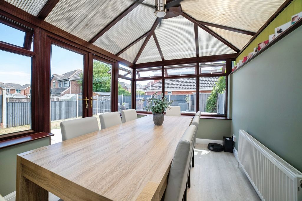 Property photo 2 of 45 Conservatory