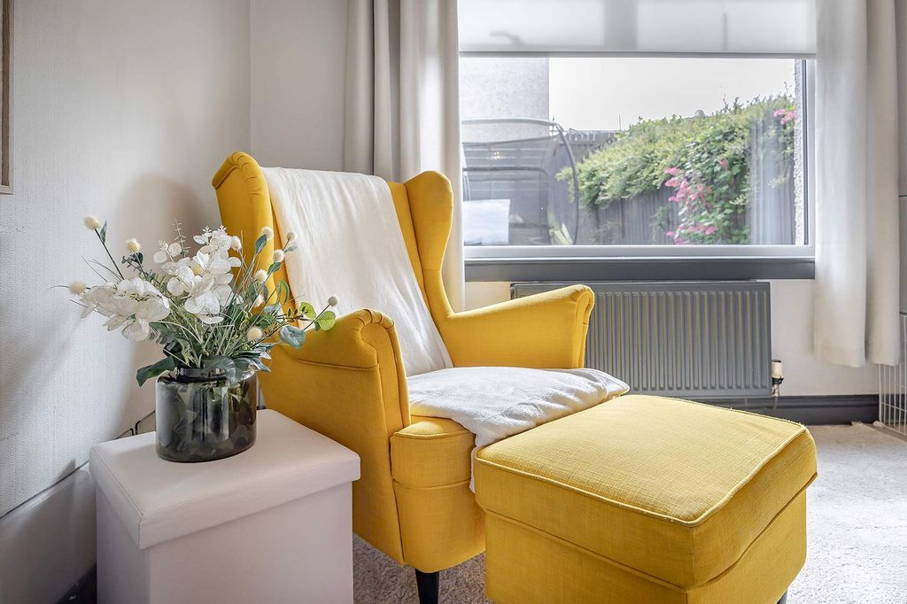 Property photo 3 of 18 Living Room