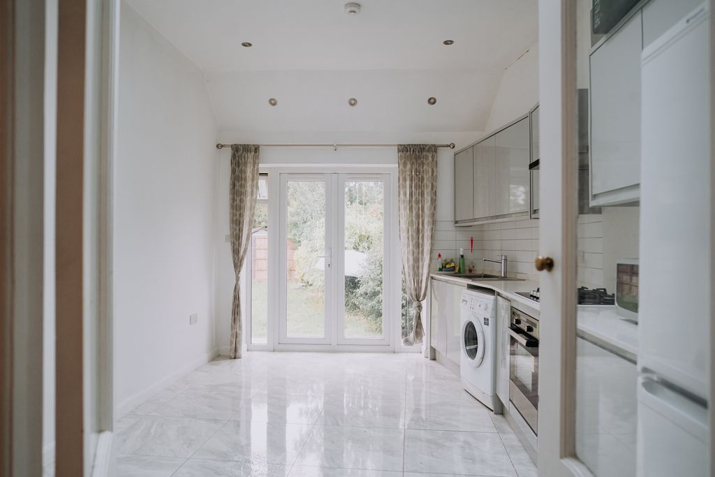 Property photo 1 of 10 Kitchen