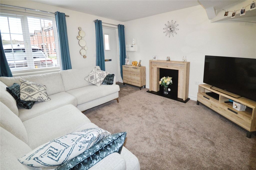 Property photo 3 of 18 Lounge