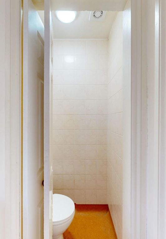 Property photo 3 of 11 Bathroom