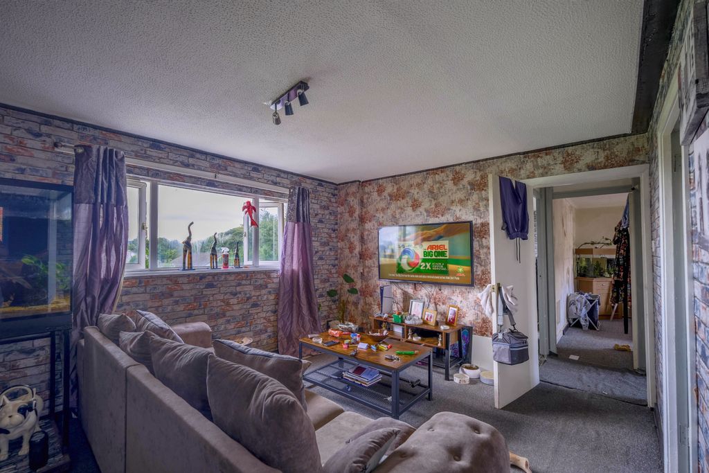 Property photo 2 of 32
