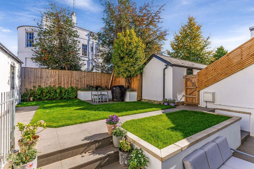 Property photo 2 of 25