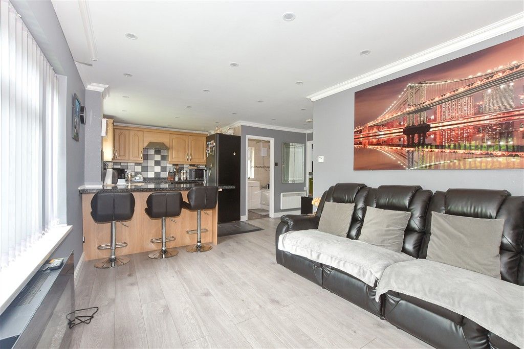 Property photo 3 of 10 Lounge