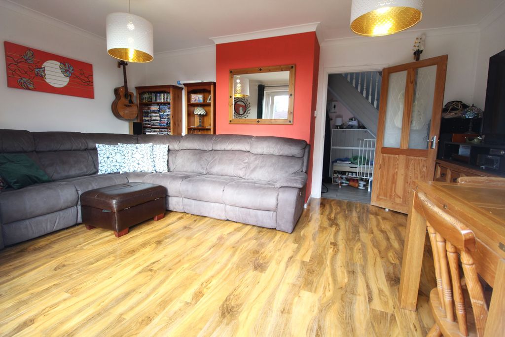 Property photo 3 of 17 Lounge