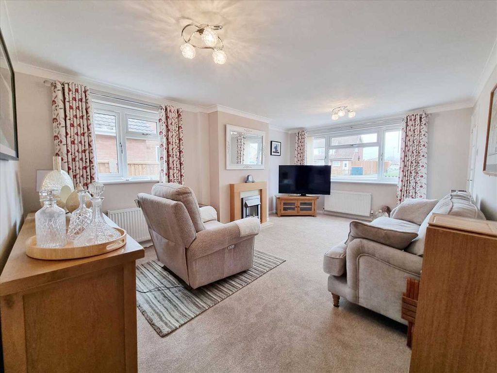 Property photo 2 of 11 Lounge: