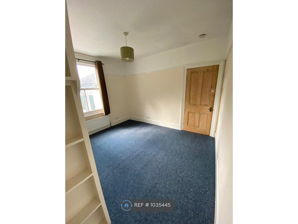 Property photo 3 of 12 Bed 2