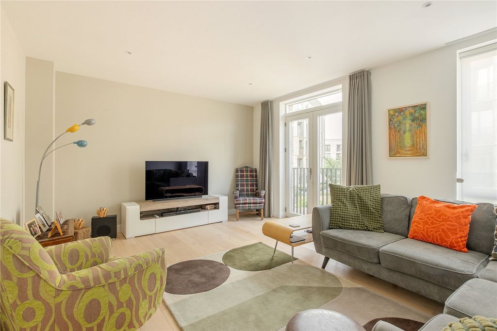 Property photo 2 of 18 Sitting Room