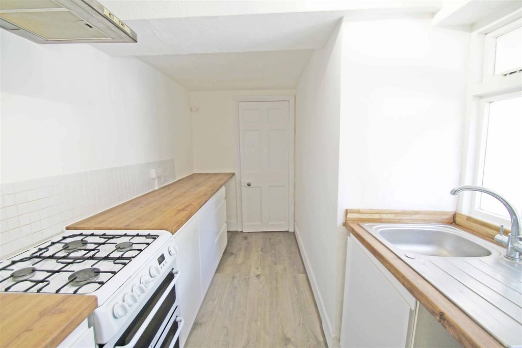 Property photo 2 of 7 Kitchen