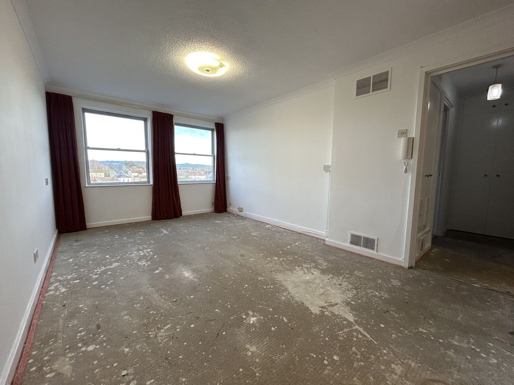 Property photo 3 of 14 Lounge