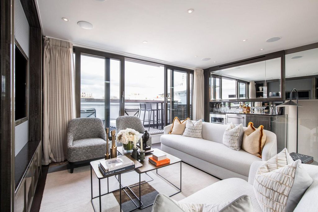 Property photo 2 of 13 Penthouse_East_140422_6.Jpg