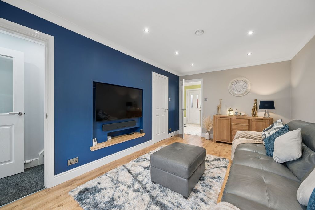 Property photo 3 of 23 Lounge