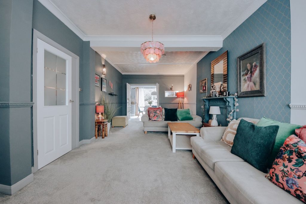 Property photo 1 of 13 Through-Lounge